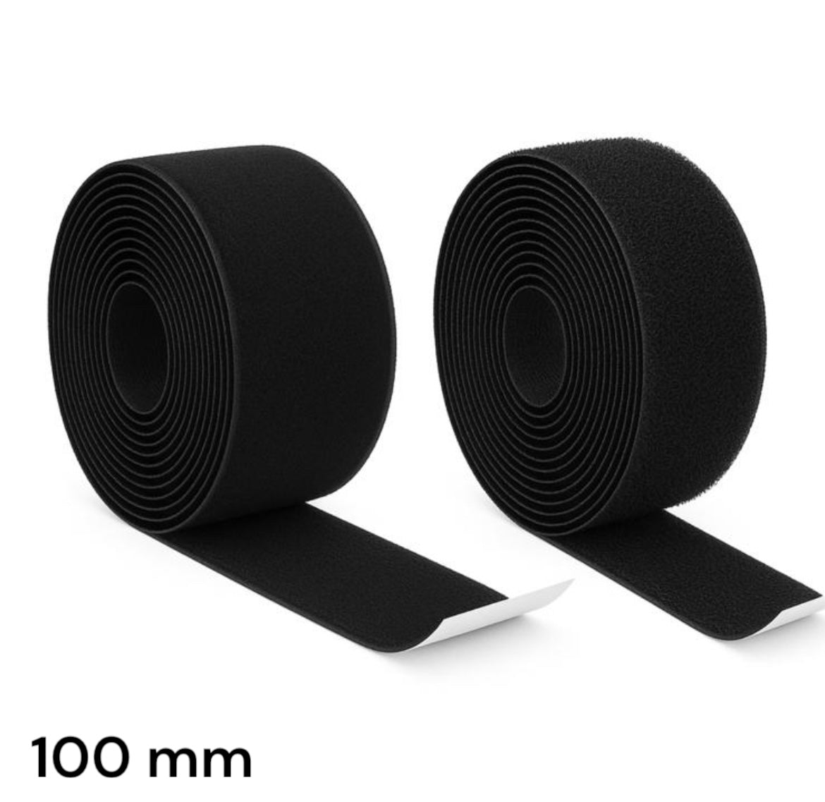 Zwei schwarze Rollen selbstklebendes Klettband mit einer Breite von 100 mm. Die linke Rolle zeigt die Haken-Seite, die rechte die Flausch-Seite. Beide Rollen sind teilweise abgewickelt, sodass die klebende Rückseite sichtbar ist. Der Hintergrund ist weiß. Links unten ist die Breitenangabe „100 mm“ in schwarzer Schrift zu sehen