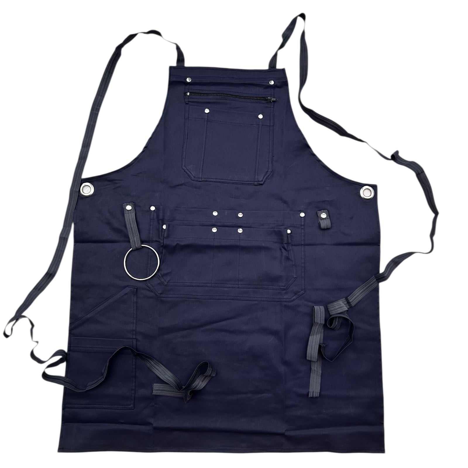 Dunkelblaue Arbeitsschürze aus robustem Stoff mit mehreren Taschen und Halterungen, darunter eine Brusttasche mit Reißverschluss, große Fronttaschen, Nietenverstärkungen, ein Metallring und verstellbare Bänder zum Binden. Ideal für Handwerk, Grillen oder Werkstattarbeiten.