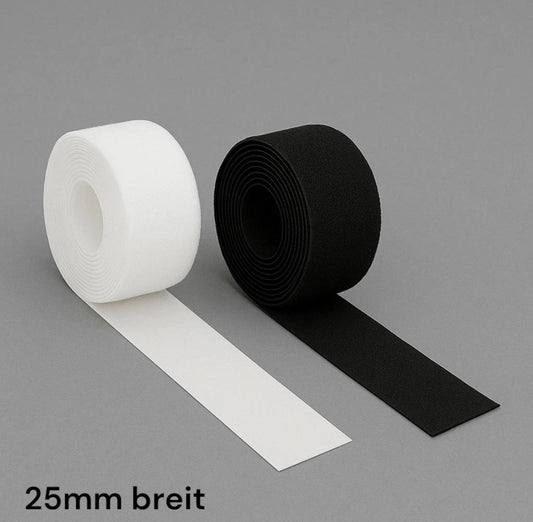 Zwei Rollen selbstklebendes Klettband in Weiß und Schwarz auf grauem Hintergrund. Beide Bänder sind abgewickelt, sodass ein Streifen sichtbar ist. Links befindet sich das weiße Band, rechts das schwarze. Beide Bänder sind 25 mm breit, wie durch die Beschriftung unten links angegeben.