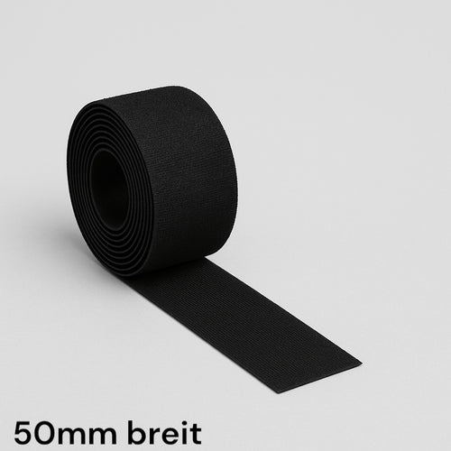 Schwarzes, aufgerolltes Klettband mit einer sichtbaren abgewickelten Bahn auf hellem Untergrund. Die Bandbreite beträgt 50 mm, was unten links im Bild als Text „50 mm breit“ angegeben ist.