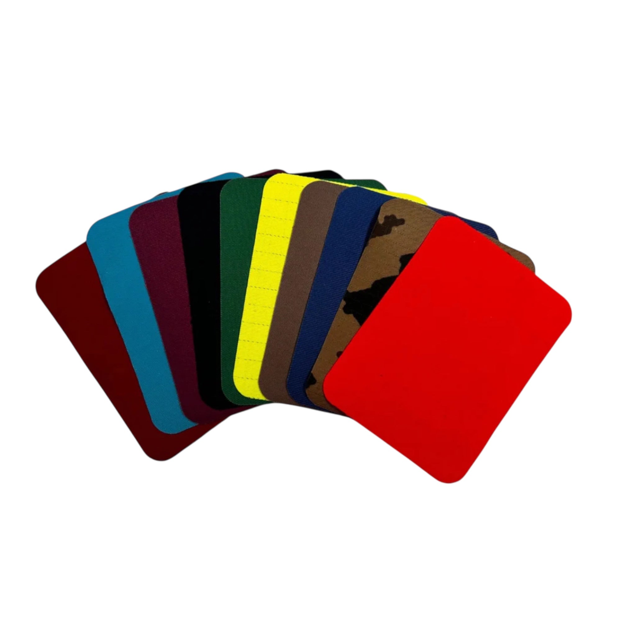 Ein Fächer aus rechteckigen, bunt gemischten Bügelflicken in verschiedenen Farben und Mustern, darunter Rot, Camouflage, Gelb, Blau, Grün und Schwarz, fächerartig aufgefächert auf weißem Hintergrund.