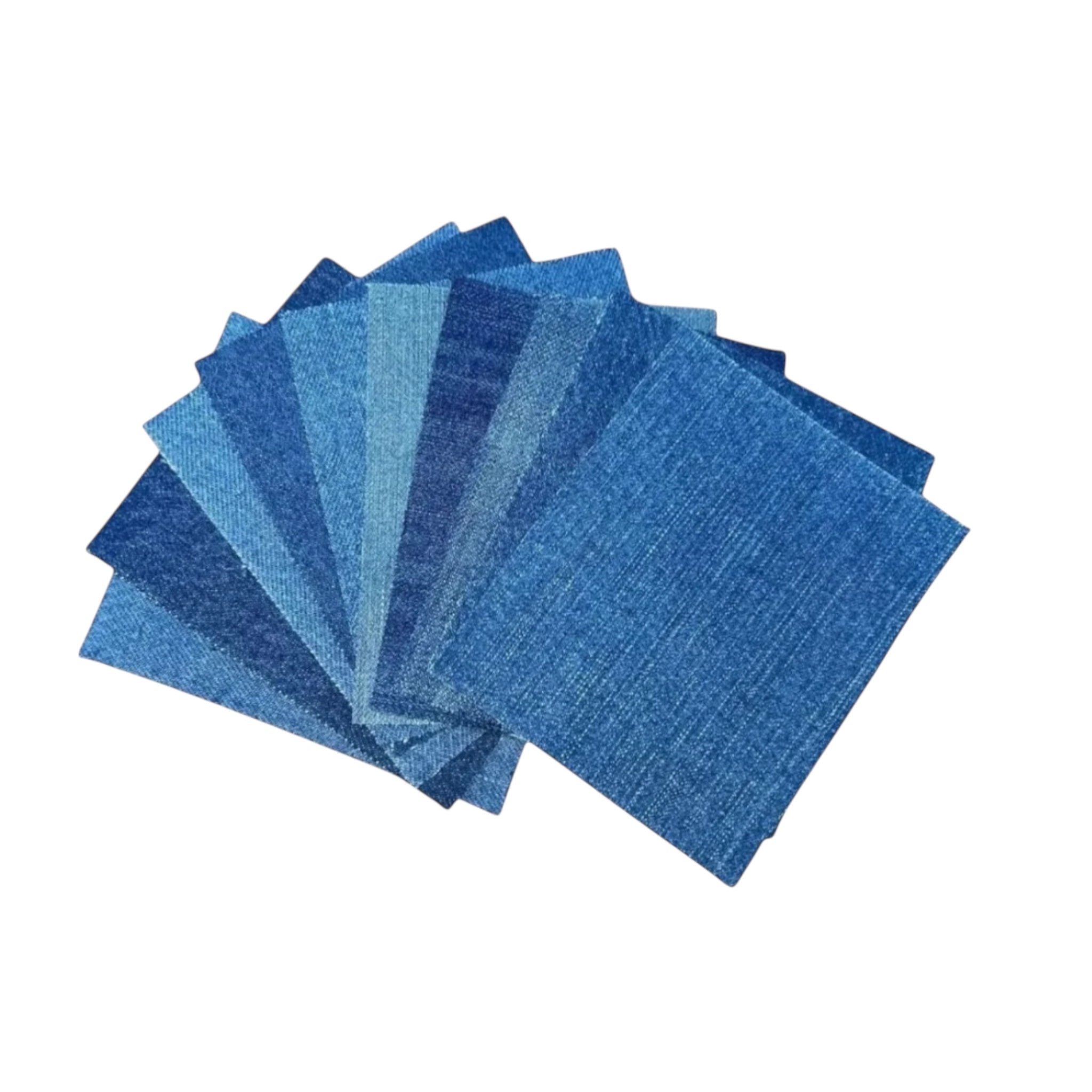 Ein Fächer aus zehn rechteckigen Jeans-Bügelflicken in verschiedenen Blautönen, gleichmäßig angeordnet auf weißem Hintergrund.