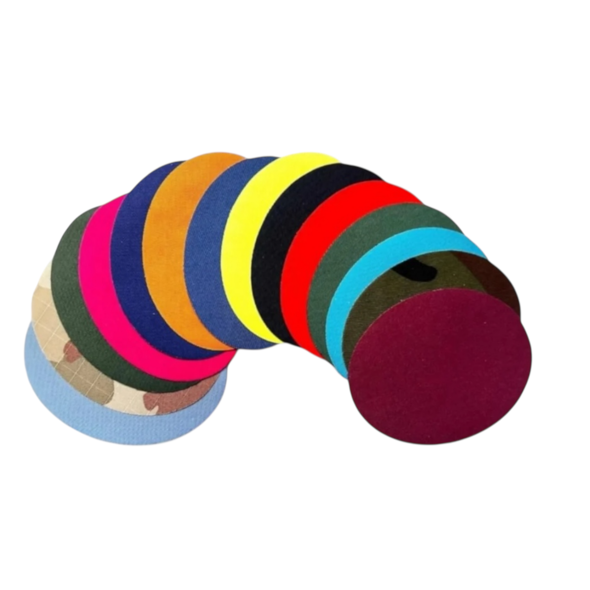 Verschiedenfarbige, runde Stoff-Bügelflicken in einer gebogenen Reihe auf weißem Hintergrund angeordnet. Die Flicken zeigen eine Vielzahl von Farben und Mustern, darunter Uni-Farben wie Blau, Gelb, Rot, Schwarz sowie Tarn- und Karomuster.