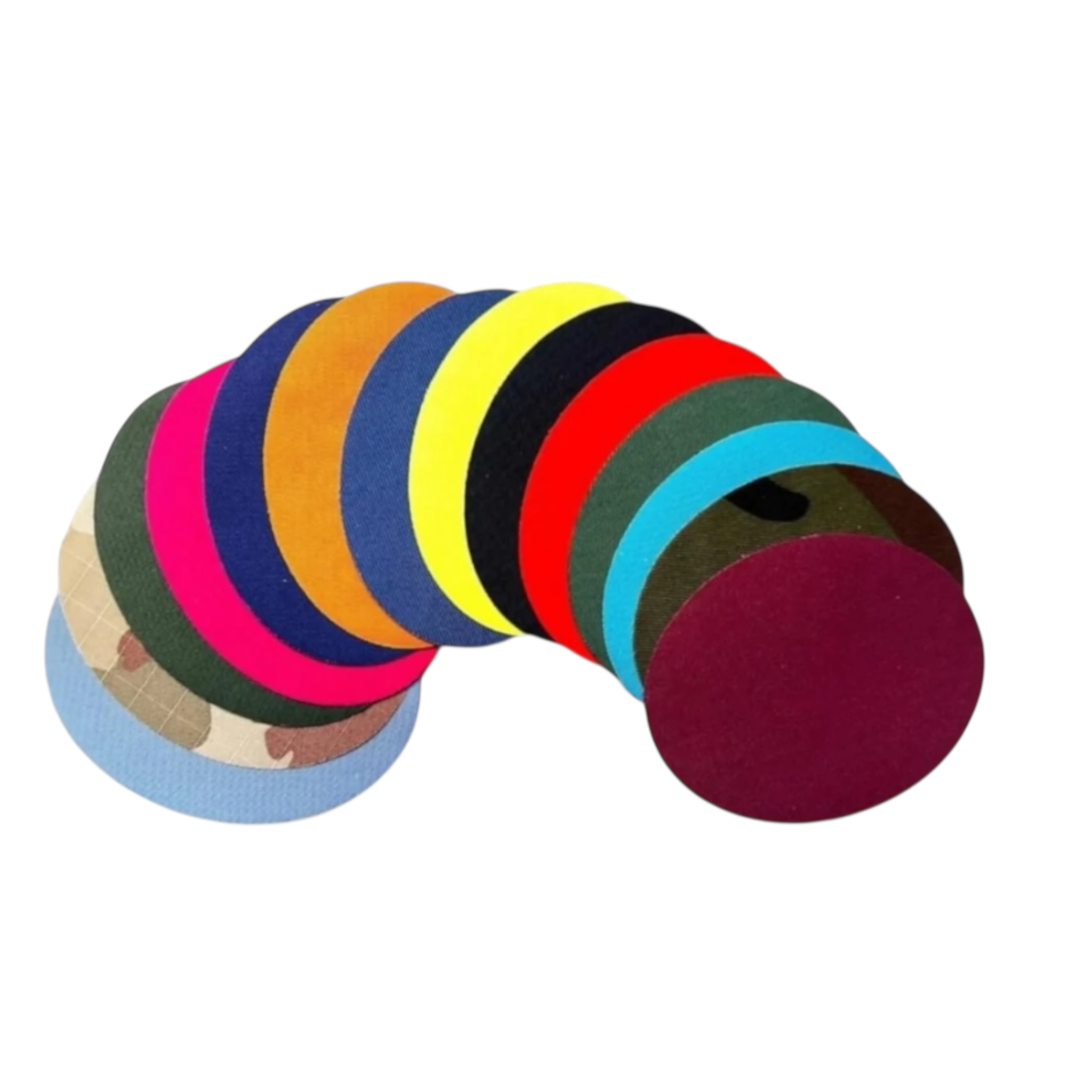 Verschiedenfarbige, runde Stoff-Bügelflicken in einer gebogenen Reihe auf weißem Hintergrund angeordnet. Die Flicken zeigen eine Vielzahl von Farben und Mustern, darunter Uni-Farben wie Blau, Gelb, Rot, Schwarz sowie Tarn- und Karomuster.