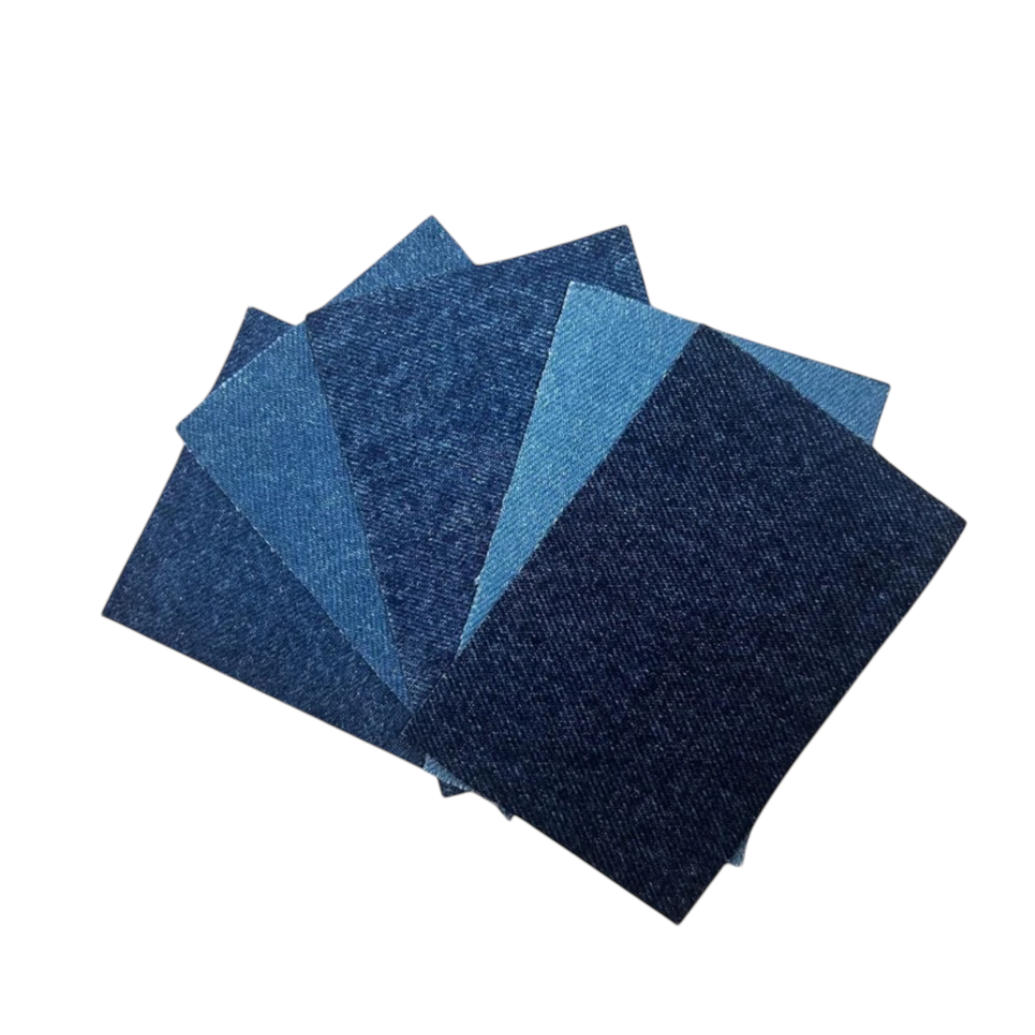 Fächerförmig angeordnete Jeans-Bügelflicken in verschiedenen Blautönen auf weißem Hintergrund. Die rechteckigen Flicken zeigen unterschiedliche Denim-Nuancen von Hellblau bis Dunkelblau.